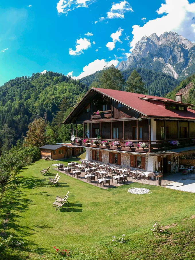 Ristorante panoramico con vista sui monti Pelmo e Antelao, un punto di riferimento per pranzi e cene nelle vicinanze di Cortina